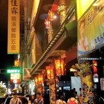 老四川 - 外観＝入店を待つ若者たち