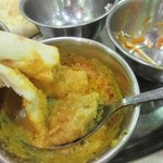 ビスヌ - チキンカレーは逆にしてナンからご飯で食べ比べてみました。
