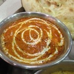 ビスヌ - セットのカレーは２種類です、一つ目はオレンジ色の海老カレー。
