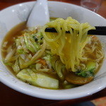 上海王 - 野菜ラーメンの麺アップ