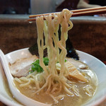 いつ樹 - 201510 っつりしたちぢれ太麺と鯛のアラ汁を濃縮したような白濁した濃厚な魚介スープのインパクトのある一杯。