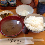 熱々シジミ汁とホカホカご飯、お新香