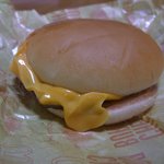 マクドナルド - 料理写真:オレンジっぽいチーズ。へへへ,伸びてやんの!