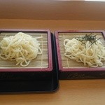 鞍馬 - ざるうどん二段の大盛り※この日はそばでなくうどんが食べたかったので、うどんに変更しました。※めん大盛りにしますと麺つゆも二杯付いてきます。