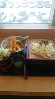 Kurama - ざる天丼、、天丼&ざるうどん両方共大盛りです、通常はざるそばになるメニューなのですが、無料でざるうどんに変更可能です。