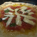 オーノ ボーノ - 窯から出てきたマルゲリータ。