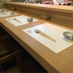 ひろ作 - 木彫の落ち着いたカウンター。