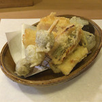 【揚げ物】ホタテ・穴子・シメジ・むかごの天ぷら。