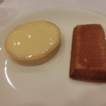 本日出されたお菓子は、ゆずタルトとフィナンシェ