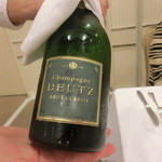 パリから持つてきたシャンパン