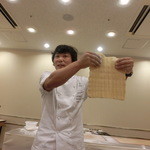 サダハルアオキ・パリ - 生地をこねる