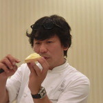 サダハルアオキ・パリ - タルトを盛り付け・・。やはり1回でマウント状にするのはプロです