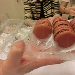 サダハルアオキ・パリ - イタリアの最高級ドモーリチョコレート１００％使用マカロンも配布