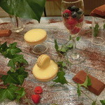 サダハルアオキ・パリ - 最後には、作ったお菓子で、デコレーション