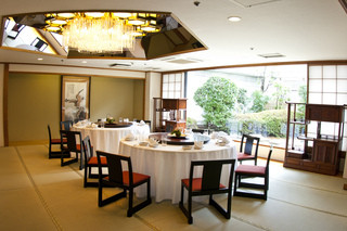 Juukeihanten - 日本庭園が臨める和室。高座椅子でゆったりお食事をお愉しみ頂ける個室です。