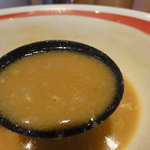 炭焼ちゃあしゅう大香房 - スープはどちらかと言うと甘めタイプ。背脂が少し入っています。