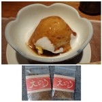 大どころ - 上：バニラアイスに「黒蜜」と「アーモンドソース」がかけられています。面白い組み合わせですけれど、いいお味でした。
      下：毎回お土産に頂く「ふりかけ」