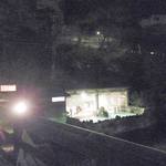 食事処やはぎ - 橋を歩く人から丸見えです