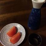 食事処やはぎ - アテが無くなり、サラダのトマトで澗飲んでみた(ΦωΦ)