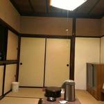 食事処やはぎ - 部屋も昭和を感じる、何の飾り気もない部屋です。押入れが二段なトコ、これも昭和ですね