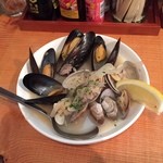 浦野屋 やきとん てるてる - スープが美味しいムール貝とあさりのワイン蒸し380円