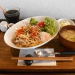 E’s cafe - ランチ：豚肉のエスニックごはん　ドリンクセット　アイスコーヒー（小さめ）