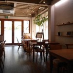 E’s cafe - 入口付近は木材も選び抜かれたテーブルやチェアやカウンター