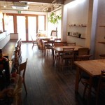 E’s cafe - 入口付近は木材も選び抜かれたテーブルやチェアやカウンター