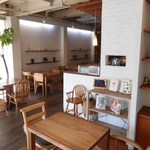 E’s cafe - 珪藻土の壁と配置されたインテリアはリラックスできる雰囲気
