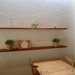 E’s cafe - 珪藻土の壁と配置されたインテリアはリラックスできる雰囲気