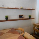 E’s cafe - 珪藻土の壁と配置されたインテリアはリラックスできる雰囲気