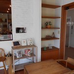 E’s cafe - 横手入口付近：木材も選び抜かれたテーブルやチェアやカウンター