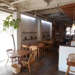 E’s cafe - 入口付近は木材も選び抜かれたテーブルやチェアやカウンター