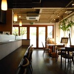 E’s cafe - 入口付近は木材も選び抜かれたテーブルやチェアやカウンター