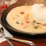 ルパン - チキンと野菜の白いカレー:850円　見た目はシチューですが、最後にはスパイスの効いた辛さが残りますよ！