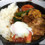 キャンプエクスプレス - 【料理】彩り野菜のスパイシーチキンカレー ＋温玉トッピング