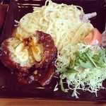 スマイルダイニング - 「どでか！トロたまメンチ　クリームパスタ添え」。スープも付いて950円(*^o^*)