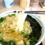 神宮屋　勘助 - 麺は透き通った感じの喉越しの良い手打ち麺。