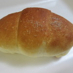 阪急ベーカリー - 塩パン、生地にマーガリンを練りこみゲランドの塩をトッピングして焼き上げた今人気のパンです。