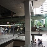 レバンテ - お店は２階にあり、ガラス張りのおしゃれな空間