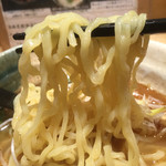 焼きあご塩らー麺 たかはし 新宿本店 - モチモチの中太ちぢれ麺