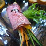 BUZZ - 前菜（野菜のローストビーフ巻）