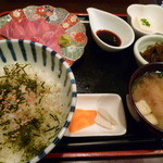 【生本マグロ極上鉄火丼セット　１５００円】(小鉢２皿・味噌汁・香の物付き)