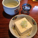 天庵 - お通しの冷奴と長野の日本酒・佐久の花