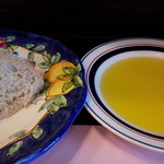 アンティカ オステリア バーチョ - パンとオリーブオイル