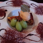 アンティカ オステリア バーチョ - ヘーゼルナッツとリコッタチーズの焼き菓子とキャラメルアイス、マスカット