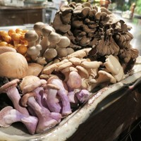横浜うかい亭 - 焼く前に見せてくれたきのこさんたち