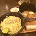 麺屋 明星 - 特製つけ麺¥1000
                                大盛り¥100
                                
                                感想
                                味玉◯
                                しなちく◎
                                のり◯
                                チャーシュー× 薄い。少ない。臭みあり
                                麺◎
                                スープ△ すごく絡むから終盤ほぼ無い状態になる。スープ割り出来なくて悲しい。
                                
                                総評
                                ・大盛りは無料にして欲しい
                                ・スープはもうちょっと多く
                                ・チャーシューはもっと勉強しましょう
                                