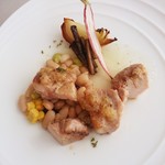 メイン ａ：留寿都もち豚の低温ローストの白ワインソース