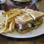 Tropics Bar & Grill - オノ・フィシュ・サンドイッチ